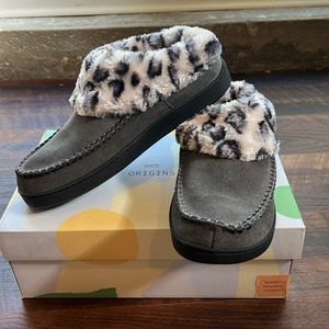 NIB Earth Origins Suede Slipper with Faux Fur Run About Raine Grey Leopard 10